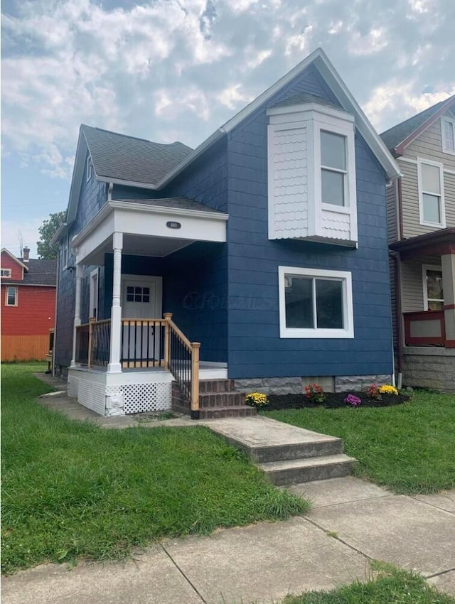 view of front facade with a front yard