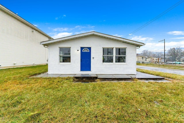 view of front of property with a front yard