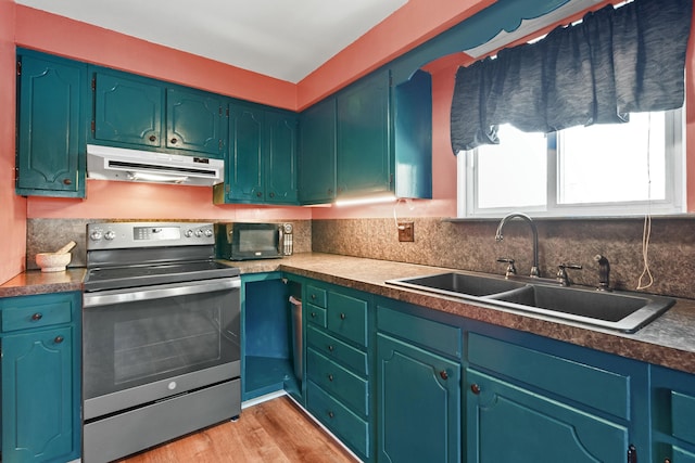 kitchen featuring stainless steel electric range oven, light hardwood / wood-style flooring, tasteful backsplash, and sink