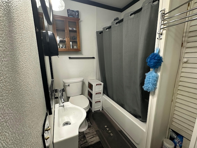 bathroom featuring toilet and shower / bath combo with shower curtain