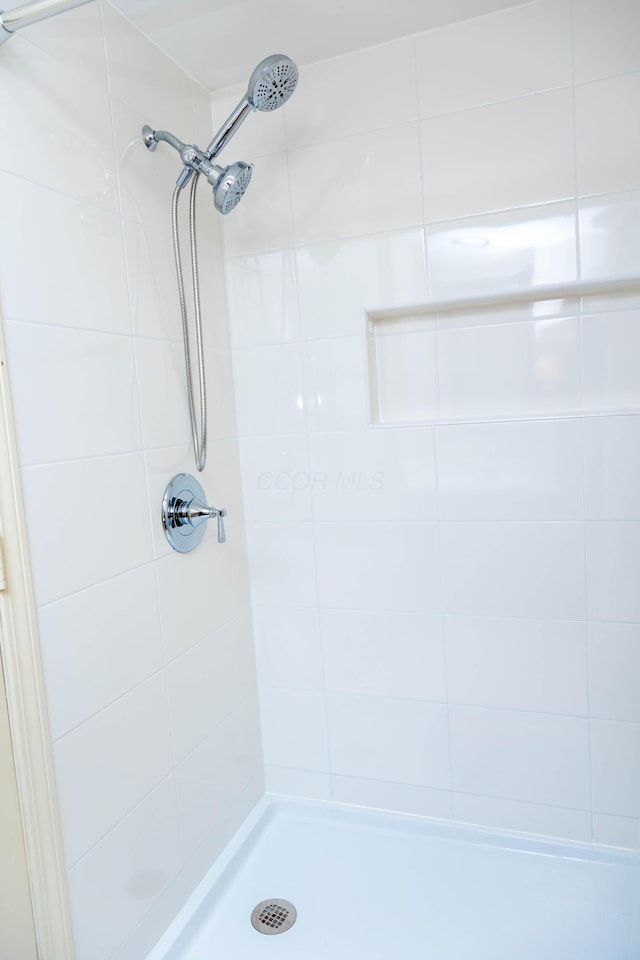 bathroom featuring a tile shower