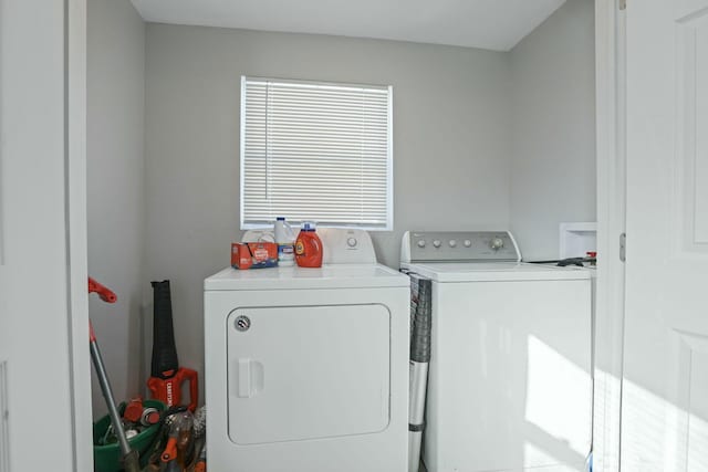 washroom featuring washing machine and clothes dryer