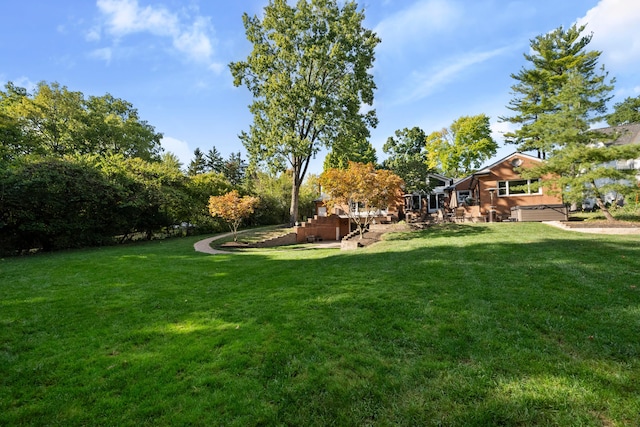 view of yard featuring a hot tub