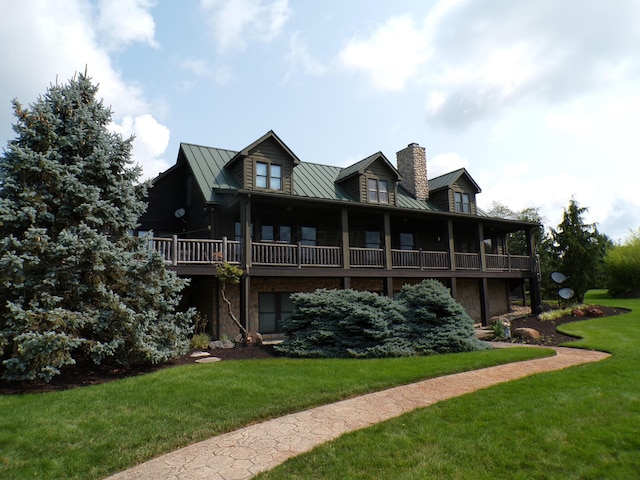 back of house featuring a lawn