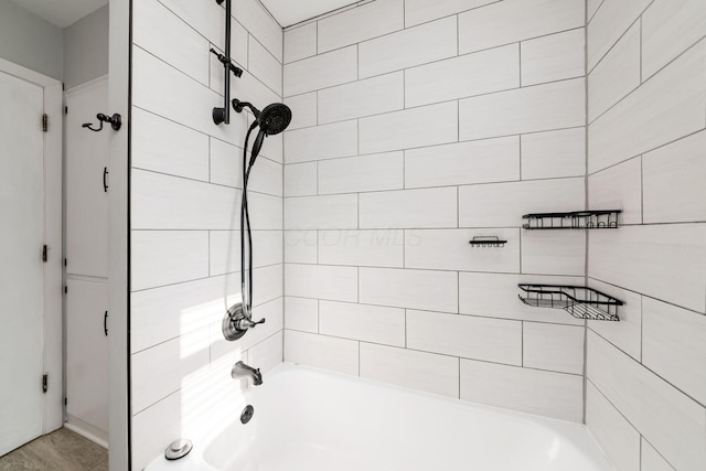 bathroom featuring tiled shower / bath