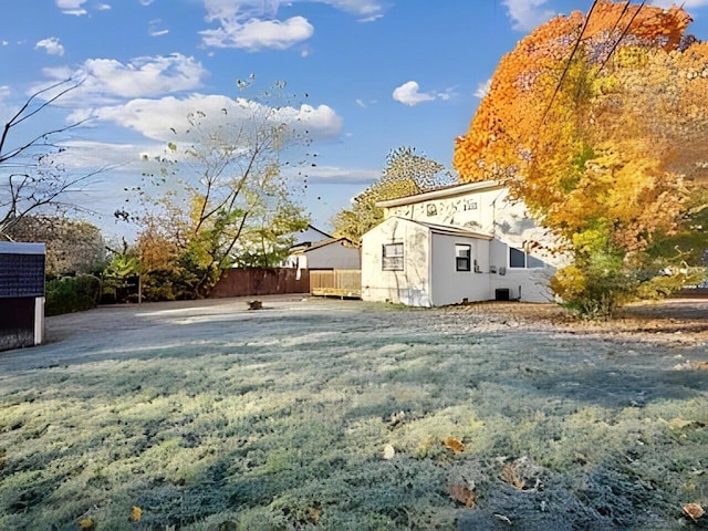 view of yard featuring an outdoor structure