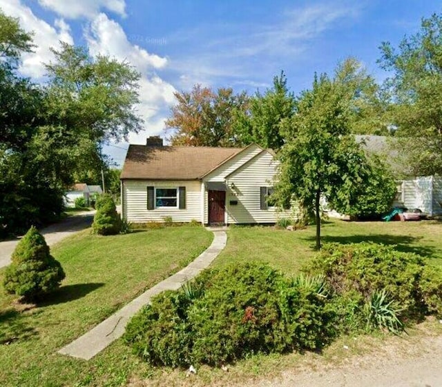 view of front of property with a front lawn