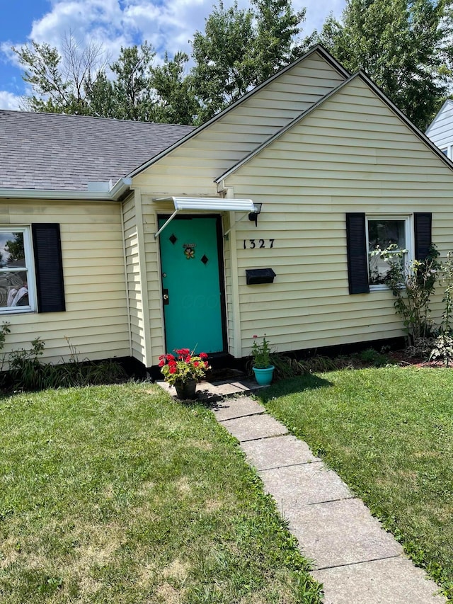 view of front of home with a front lawn