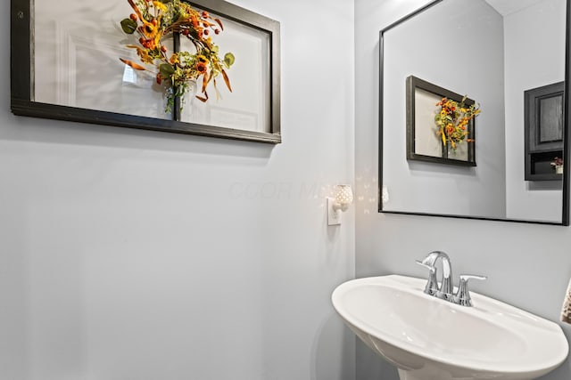 bathroom featuring sink