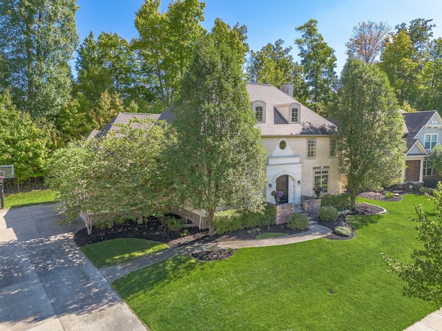 view of front of house featuring a front yard