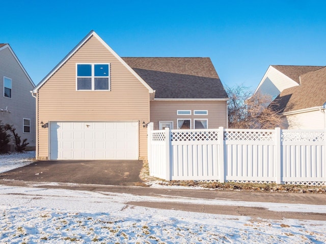 view of front facade featuring a garage