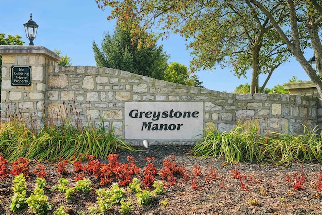 view of community / neighborhood sign