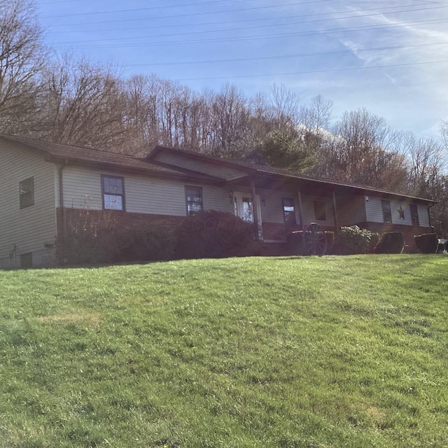 view of front facade with a front lawn