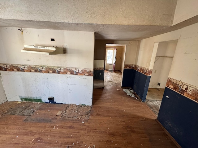 kitchen featuring dark hardwood / wood-style flooring, a textured ceiling, and blue cabinetry