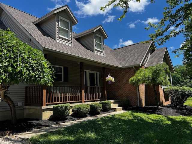 view of front facade featuring a front lawn