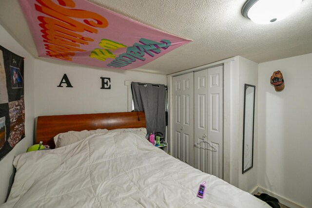 22 Fairlawn Ave, Glouster, OH 45732 - bedroom featuring a closet and a textured ceiling