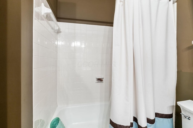 bathroom featuring toilet and shower / tub combo