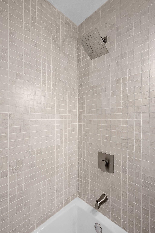 bathroom featuring tiled shower / bath