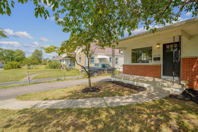 view of front of house featuring a front lawn