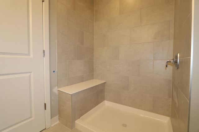 bathroom featuring a tile shower