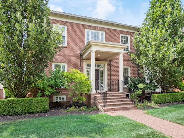 view of front of home featuring a front yard