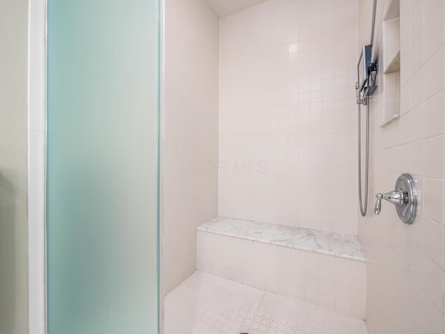 bathroom featuring a tile shower