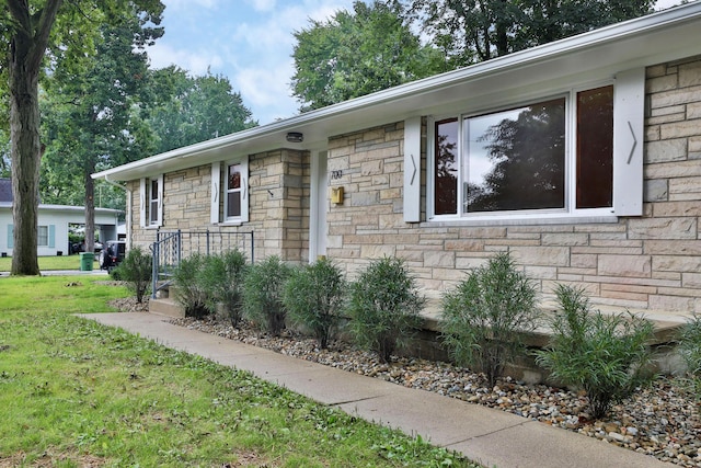 ranch-style home featuring a front lawn