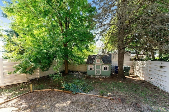 view of yard with a storage shed