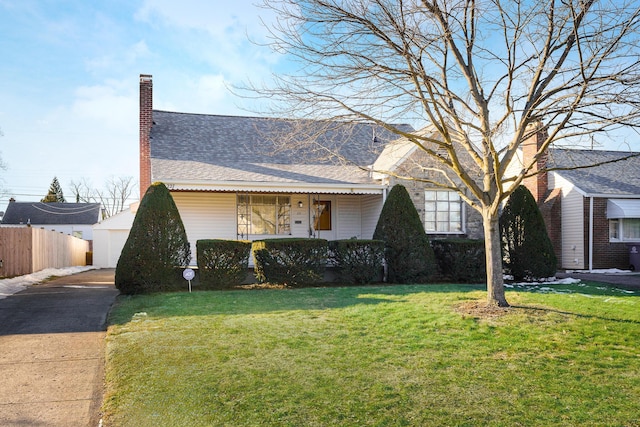 ranch-style home featuring a front lawn