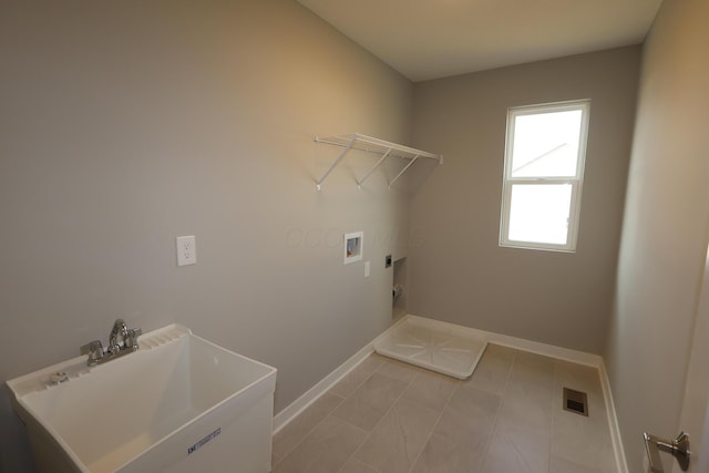 washroom with washer hookup, visible vents, a sink, laundry area, and baseboards