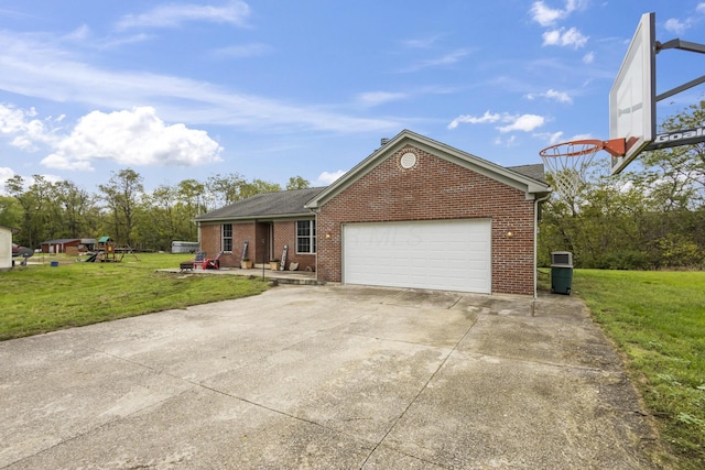 view of front of property featuring a front lawn and a garage