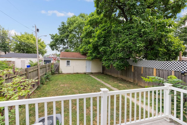 view of yard featuring a storage unit