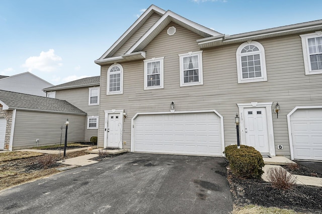 view of front facade featuring a garage and driveway