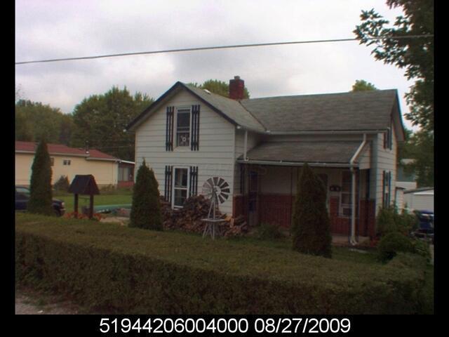 view of front of house with a front lawn