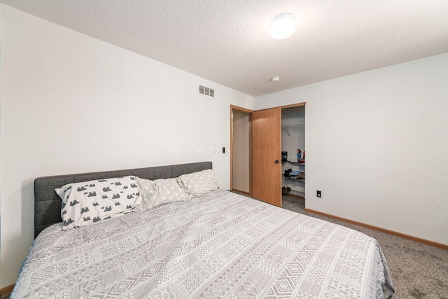 bedroom featuring carpet, a closet, and a textured ceiling