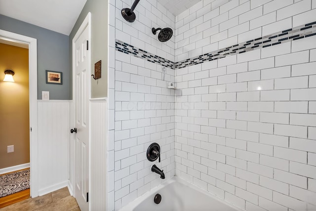 bathroom featuring tiled shower / bath