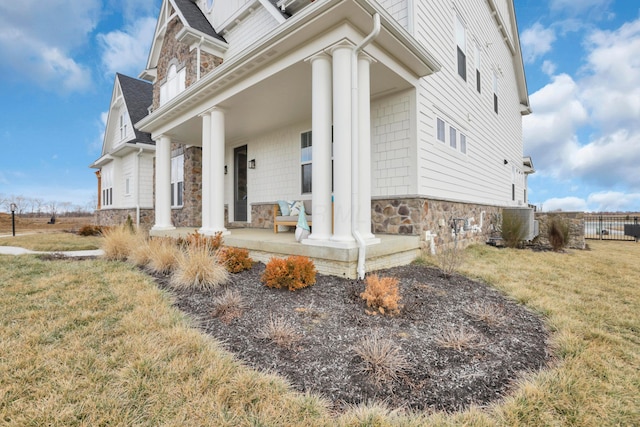 view of front facade featuring a front lawn and covered porch