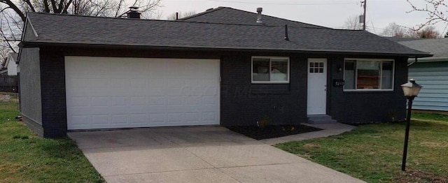 single story home featuring a front lawn