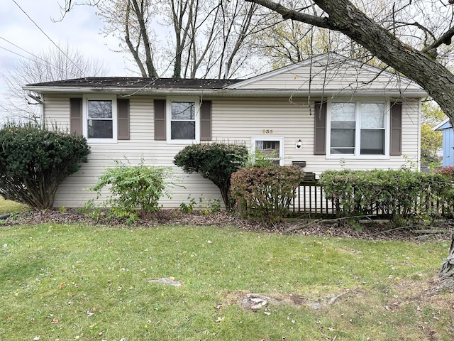 view of front of house featuring a front lawn