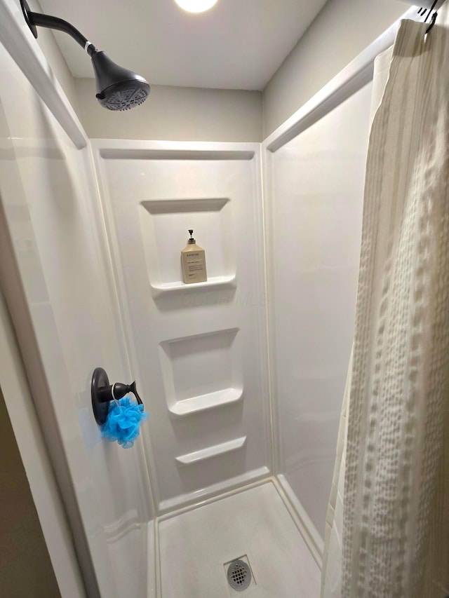 bathroom featuring a shower with shower curtain