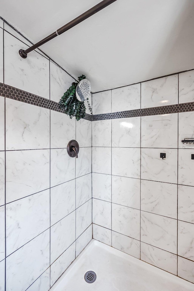 bathroom featuring tiled shower