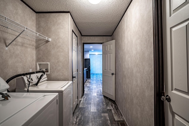 washroom with a textured ceiling, dark hardwood / wood-style floors, and independent washer and dryer