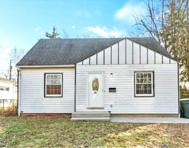 view of front of home featuring a front yard