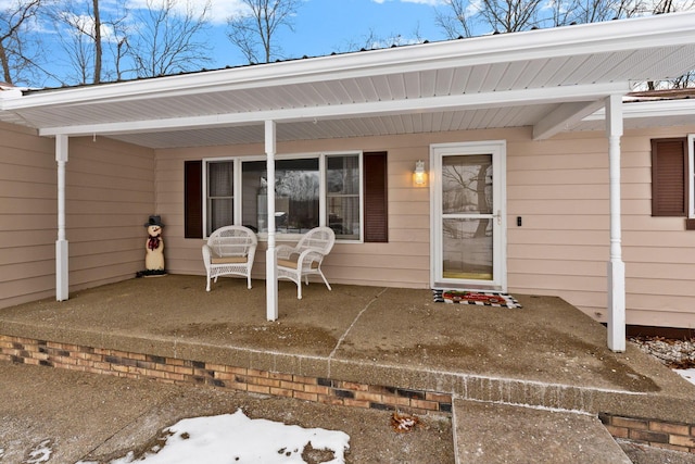 property entrance featuring a porch