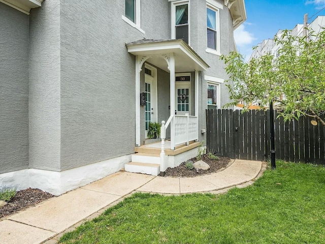 property entrance featuring a yard