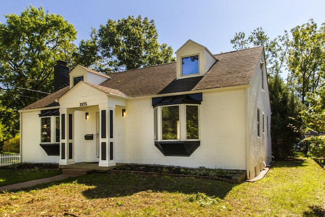 view of front of home with a front lawn