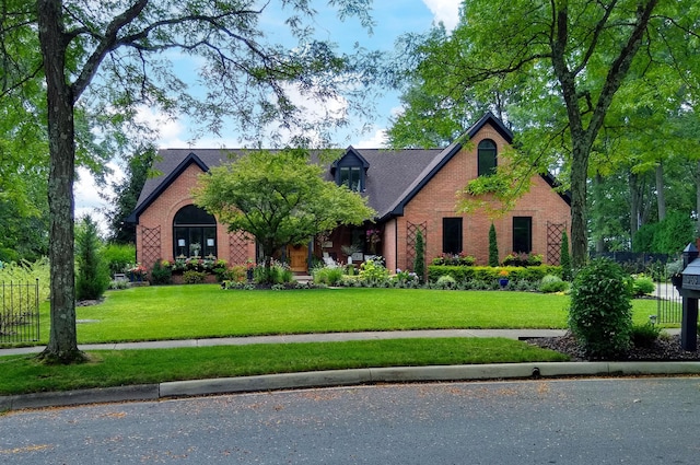 view of front of property with a front yard