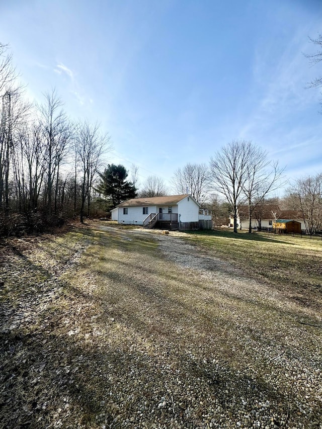 view of yard featuring gravel driveway