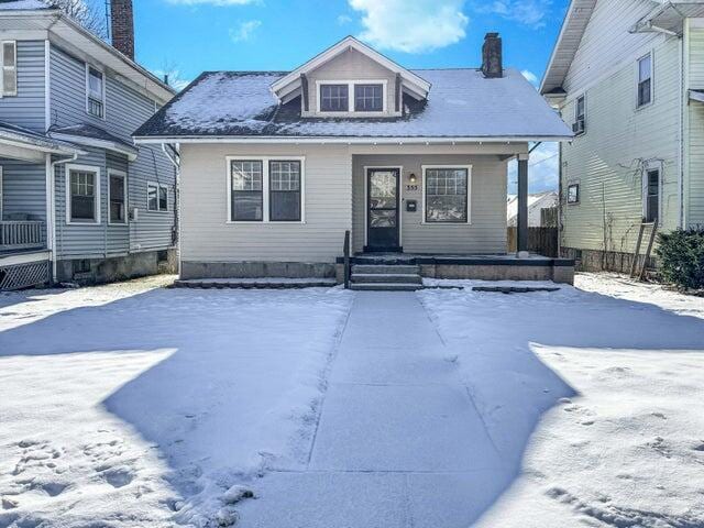 view of front of property featuring covered porch