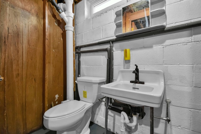 bathroom featuring sink and toilet